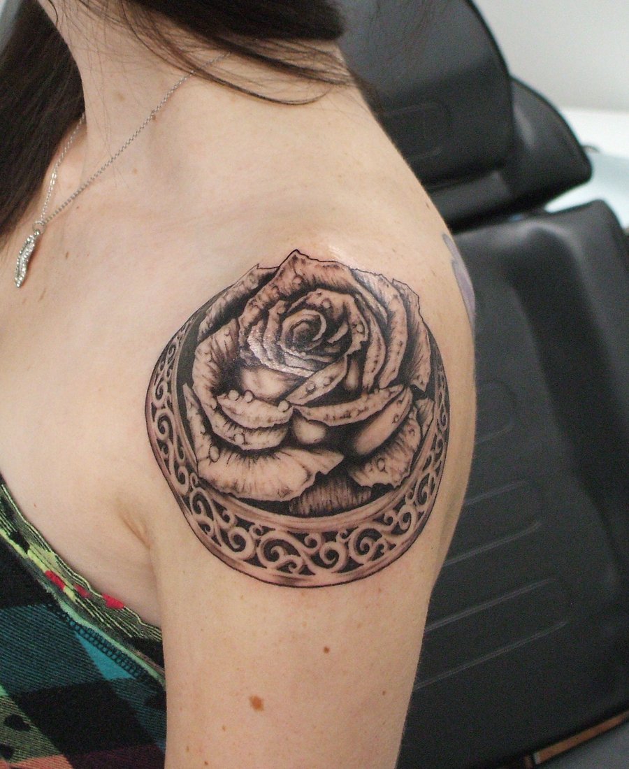 Premium PSD  Rose tattoo design mockup psd on a womans shoulder